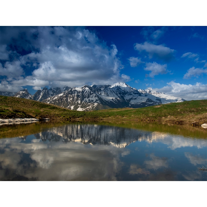 Lámina Lago en montaña nevada