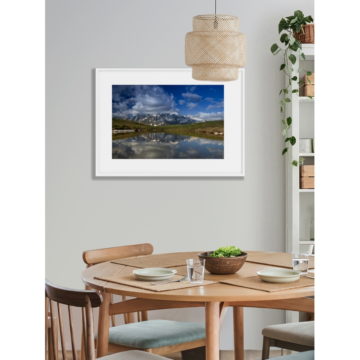 Lámina Lago en montaña nevada