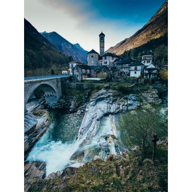 Lámina Pueblo entre Montañas