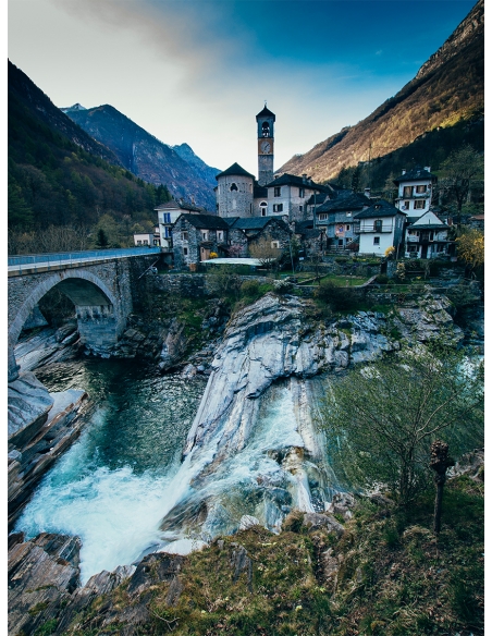 Lámina Pueblo entre Montañas