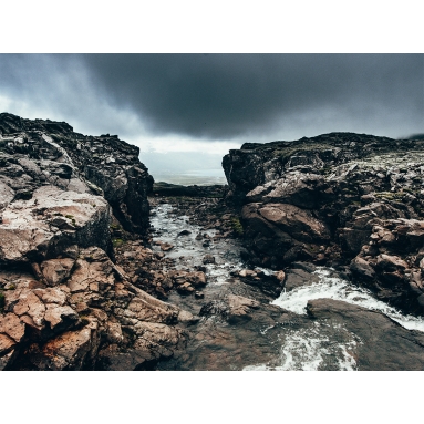 Lámina Río entre rocas